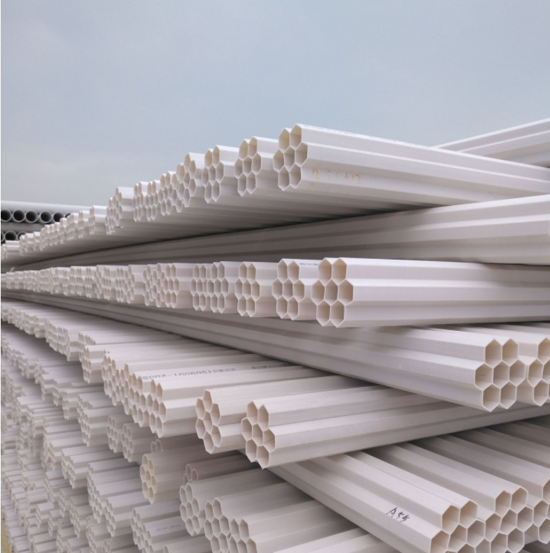 PVC-U埋地式通信保护套管系列采用PVC塑料制造，具有强度高、韧性好、绝缘、难燃、使用安全等特点。 主要用于电气设备内部布线，可以对设备中的导线起机械防护和电器保护作用，使用产品后，配线方便，布线整齐，安装可靠，便于查找、维修和调换路线。