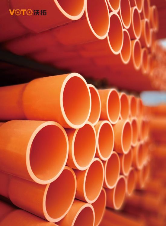 CPVC高压电力电缆套管及配件是以耐热，绝缘性能优异的PVC-C树脂为主要原材料制成;PVC-U埋地式通信保护套管系列采用PVC塑料制造，具有强度高、韧性好、绝缘、难燃、使用安全等特点。 主要用于电气设备内部布线，可以对设备中的导线起机械防护和电器保护作用，使用产品后，配线方便，布线整齐，安装可靠，便于查找、维修和调换路线。