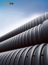 HDPE双壁波纹管，采用高密度聚乙烯，是一种具有环状结构外壁和内滑的新型管材。由于其优异的性能和相对经济的造价，在欧美等发达国家已经得到了极大的推 广及应用。 应用范围：排水、排污、排气、 优点：具有结构合理外形美观、耐高温、耐酸碱、抗腐蚀、阻燃性能好、阻力小、安全卫生、使用寿命长、运输安装方便等。