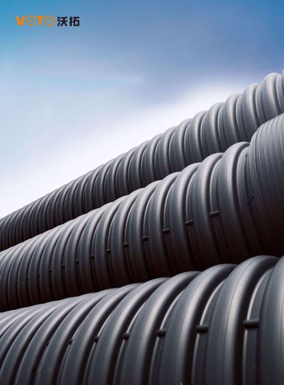 HDPE双壁波纹管，采用高密度聚乙烯，是一种具有环状结构外壁和内滑的新型管材。由于其优异的性能和相对经济的造价，在欧美等发达国家已经得到了极大的推 广及应用。 应用范围：排水、排污、排气、 优点：具有结构合理外形美观、耐高温、耐酸碱、抗腐蚀、阻燃性能好、阻力小、安全卫生、使用寿命长、运输安装方便等。