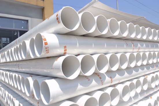 PVC-U排水管是以卫生级聚氯乙烯（PVC）树脂为原材料生产的一种管材。 耐腐蚀性; 内壁光滑，比常规材料摩擦阻力小； 管道及配件永不生锈； 管道配件款式繁多、齐全，可适合各种设计及安装要求； 安装方便，无须定期保养维修； 重量我铸铁管的五分之一，易于运输和操作； 采用胶水粘接，简易快捷，经济高效； 无味、无臭、无毒； 比常规材料价格低廉； 在正常使用条件下寿命可达50年以上。