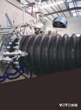 HDPE多肋增强缠绕波纹管(B型)管, 产品执行标准: GB/T19472..2-2004《埋地用聚乙烯(PE)结构壁管道系统第二部分: 聚乙烯结构壁管材》, 产品符合国家化学建筑 材料测试中心检测要求, 质量安全可靠. 施工标准执行CECS164-2004《埋地聚乙烯排水管管道工程技术规程》. 管材具有抗压、耐冲击性好, 承插接口为精密注塑一次成型, 连接方便可靠, 零渗漏, 完全符合闭水试验要求.