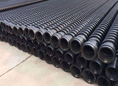 HDPE缠绕结构壁管B型管(克拉管)内表面光滑、外部为异型增强结构,管材标准长度6米,管内径范围为DN300-DN400, 产品指标均达到GB/T1942.2-2004 B型结构壁 管标准及PREN-13476欧洲标准要求. 具备热态缠绕成型熔锋质量高、安装性能优异、较好的柔韧性; HDPE可循环回收使用; 抗腐蚀、耐老化、使用寿命确保50年; 管内壁糙率低等特点.